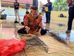 Anyaman Tradisional Dayak Diwarnai Aksi Penuh Keterampilan